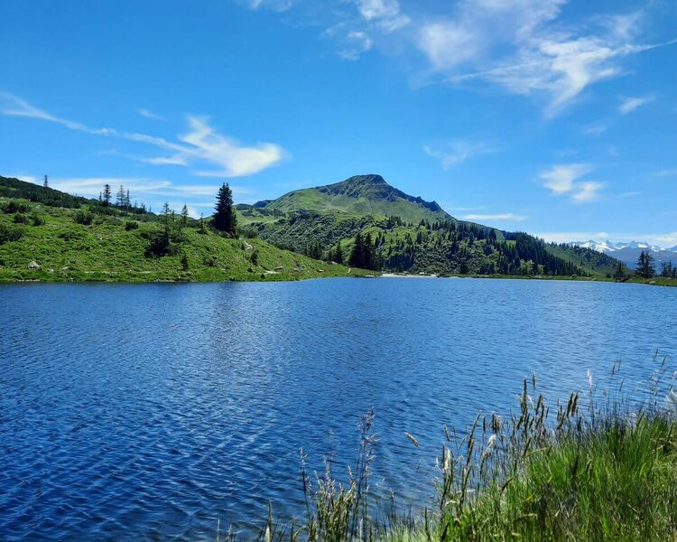 Der tiefblaue Kreuzjöchlsee am Weg zum Brechhorn in den Kitzbüheler Alpen.