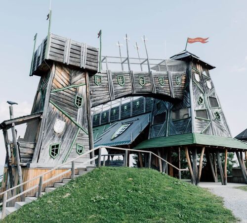 Geisterschloss aus Holz mit Klettermöglichkeiten für Kinder