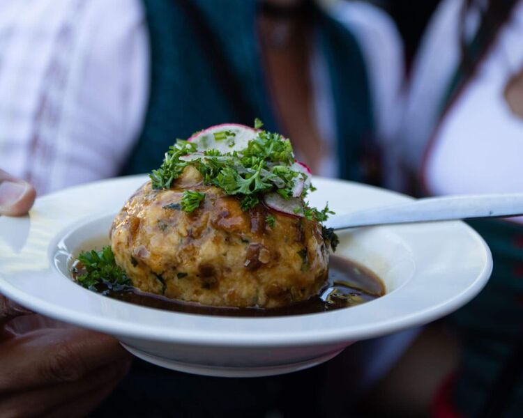 Beim Knödelfest in St. Johann in Tirol werden mehr als 20 verschiedene Knödelarten präsentiert.