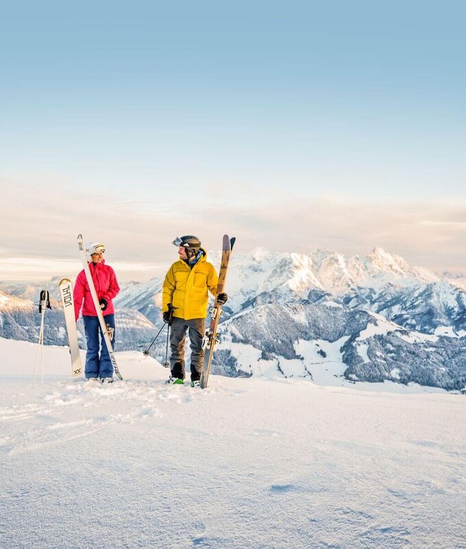 skifahrer vor winter bergkulisse in den kitzbueheler alpen mirjageh 7fba673f