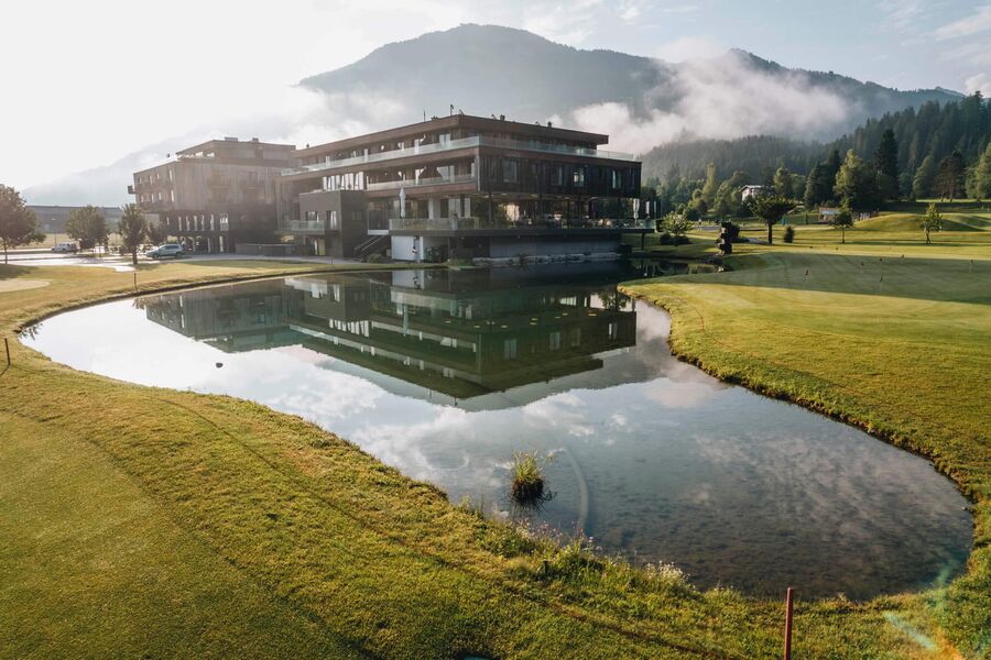 Aktiv  & Wellnesshotel am Golfplatz, im Hintergrund die Kitzbüheler Alpen