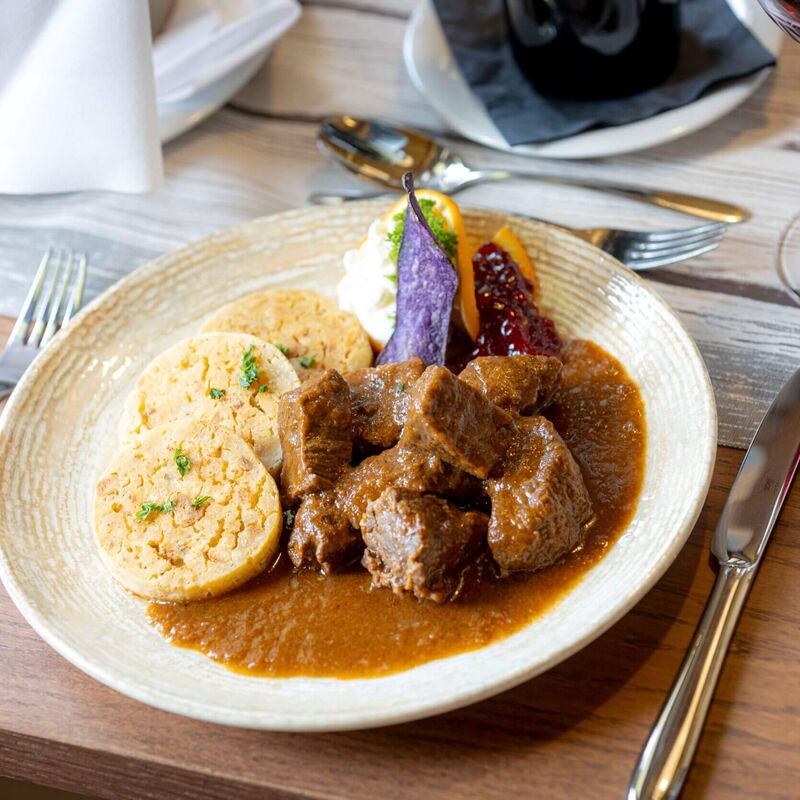 Wildgulasch mit Semmelknödel in der ALPS KITCHEN