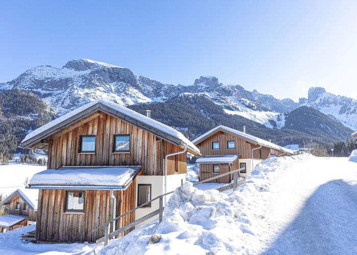 Gemütliche Ferienhäuser im Schnee mit Blick auf die Bischofsmütze