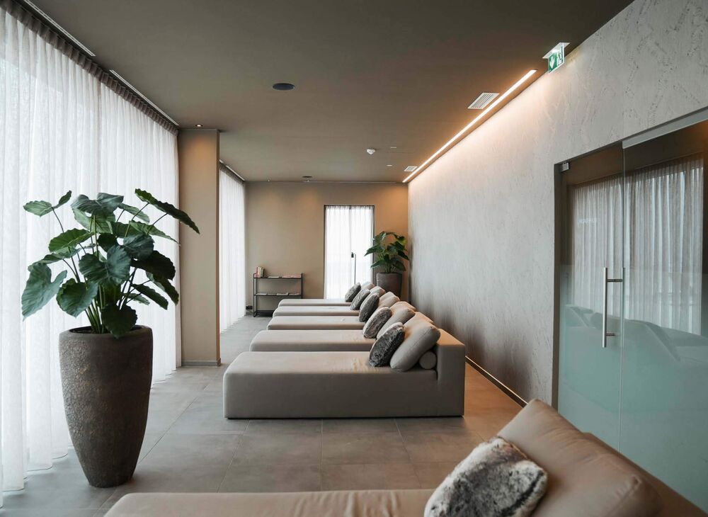 Ruheraum mit Wasserbetten und Blick ins Grüne