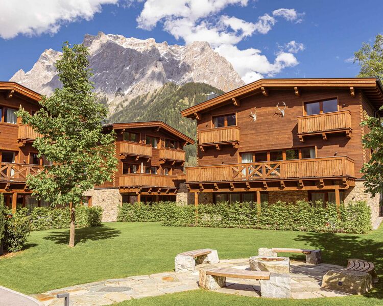 Schöne Holzchalets mit Garten vor der Zugspitze
