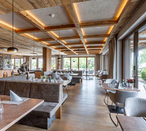 Restaurant mit bequemen Sitzplätzen, großen Fenstern und schönem Gedeck