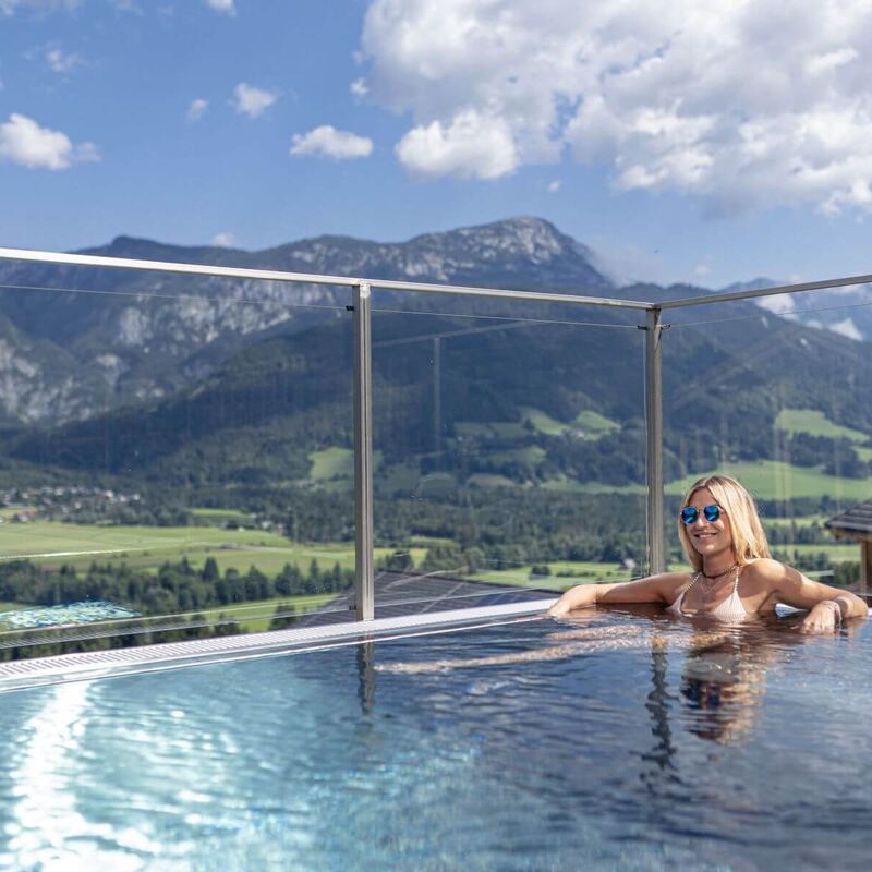 Privater Pool mit Blick ins Ennstal