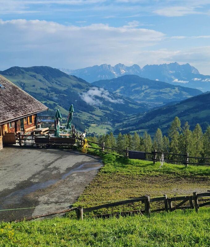 Von der Hirzegghütte blickt man auf das Windautal und den Wilden Kaiser.