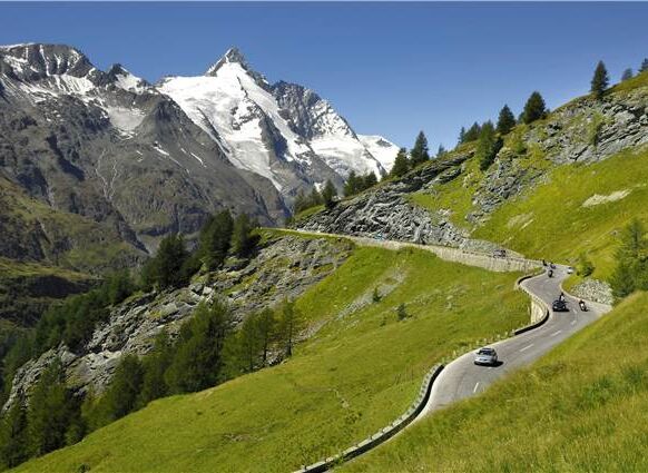 Die Großglockner Hochalpenstraße mit dem Großglockner im Hintergrund.