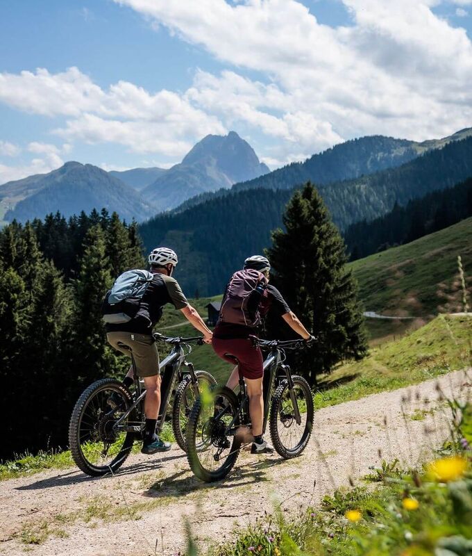 Pärchen radelt mit ihren E Bikes am KAT Bike.