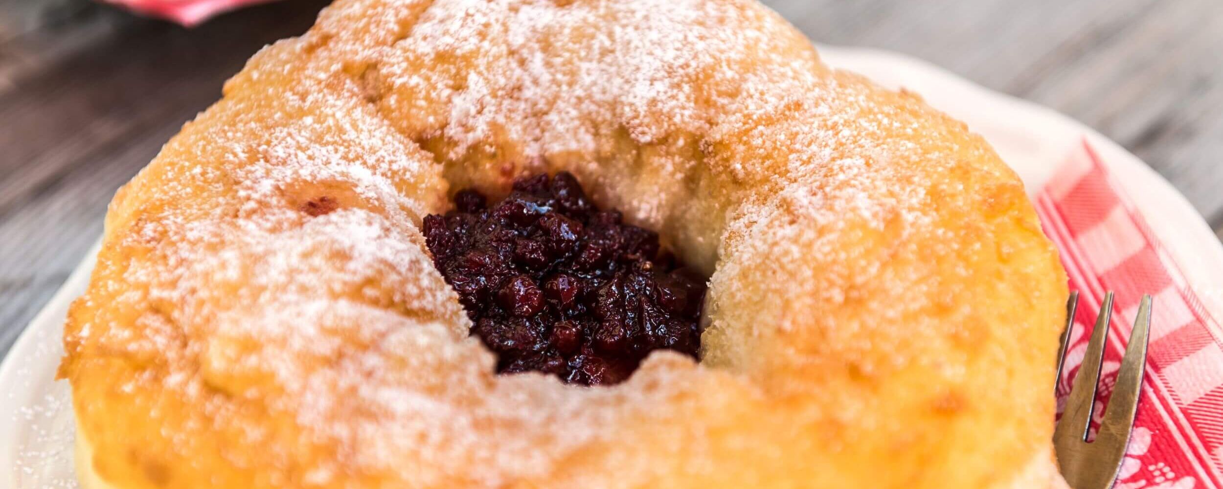 Süßer Bauernkrapfen mit Preiselbeermarmelade und Staubzucker