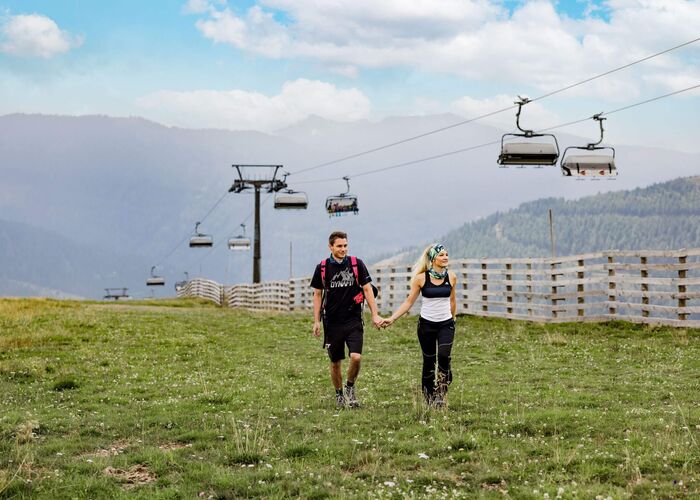 Lachtal im Sommer mit der Bergbahn im Hintergrund