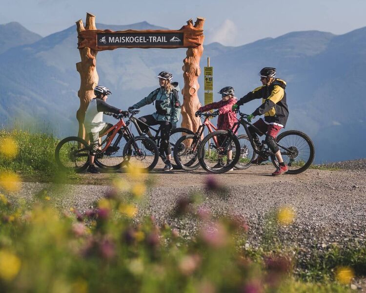 Familie mit 2 Kindern mit ihren Bikes am Start eines Bike-Trails. (c) Kitzsteinhorn