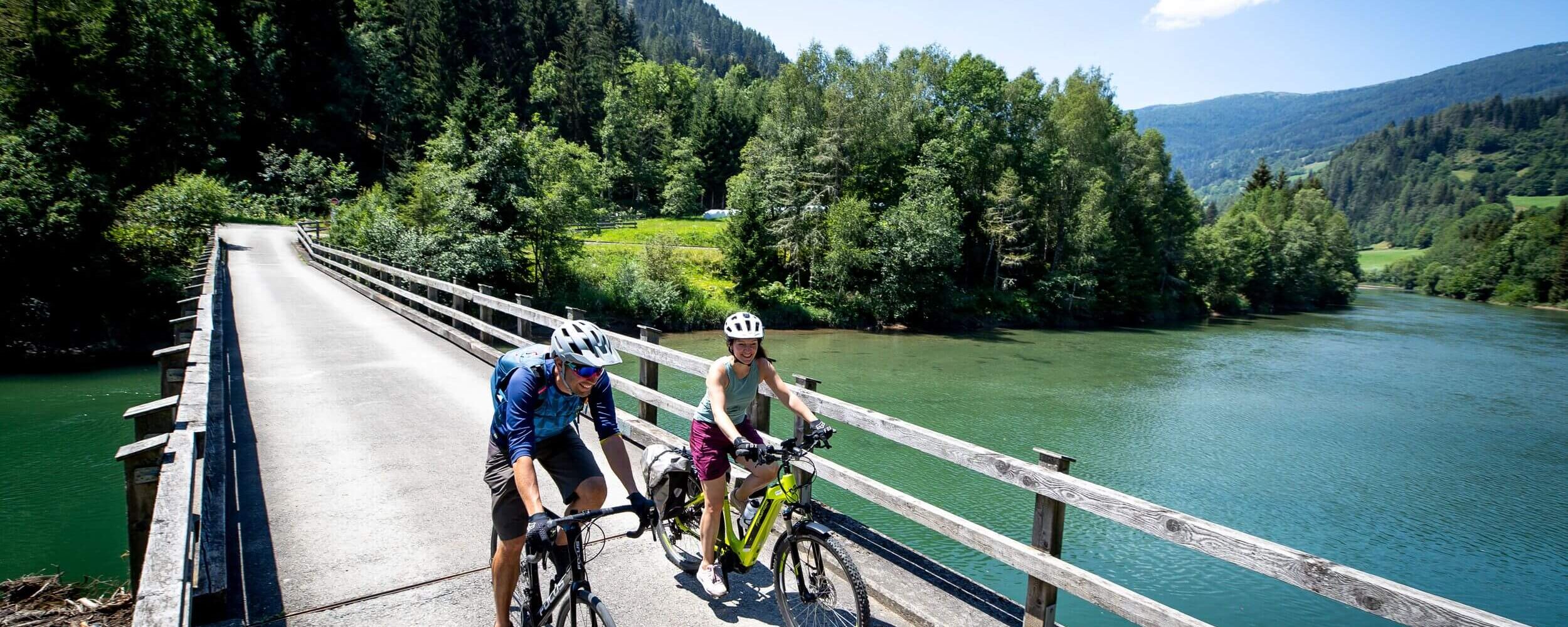 2 Personen am Murradweg in der Steiermark