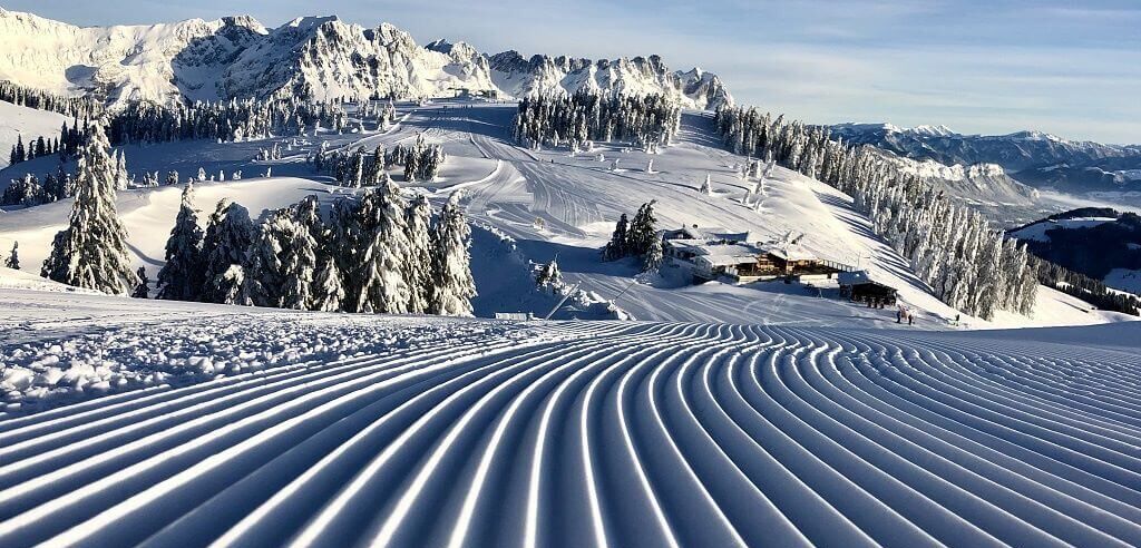 Frisch präparierte Pisten an einem sonnigen Vormittag in der SkiWelt Wilder Kaiser