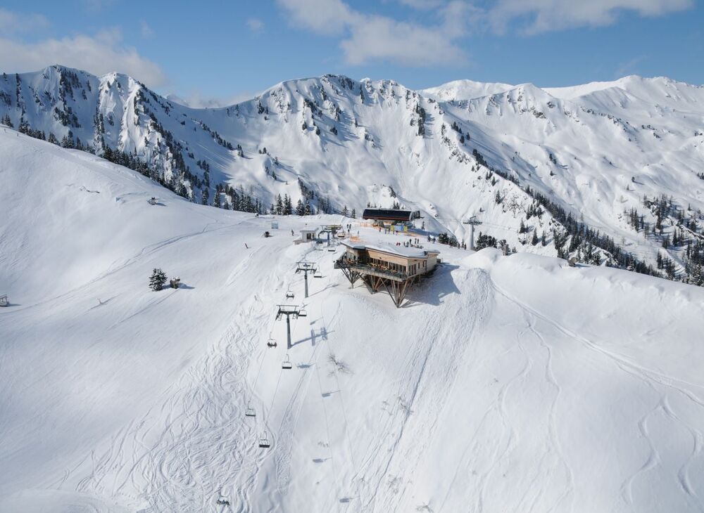 Bergstation mit Lift und tief verschneite Pisten im Skigebiet Schladming Dachstein