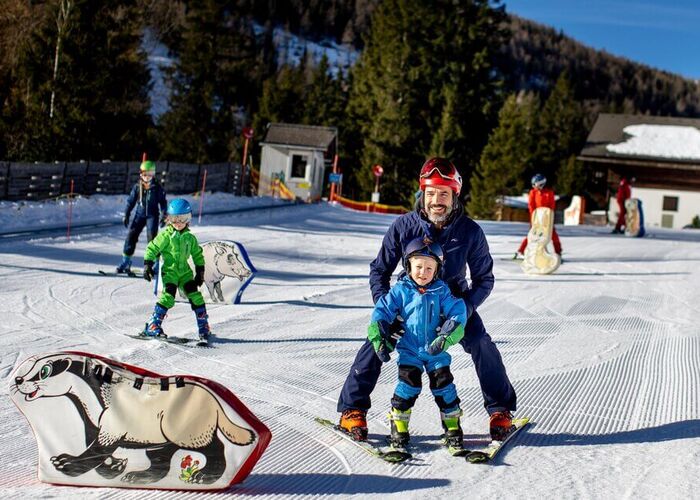 Familien beim Skifahren im Kinderbereich vom Lachtal