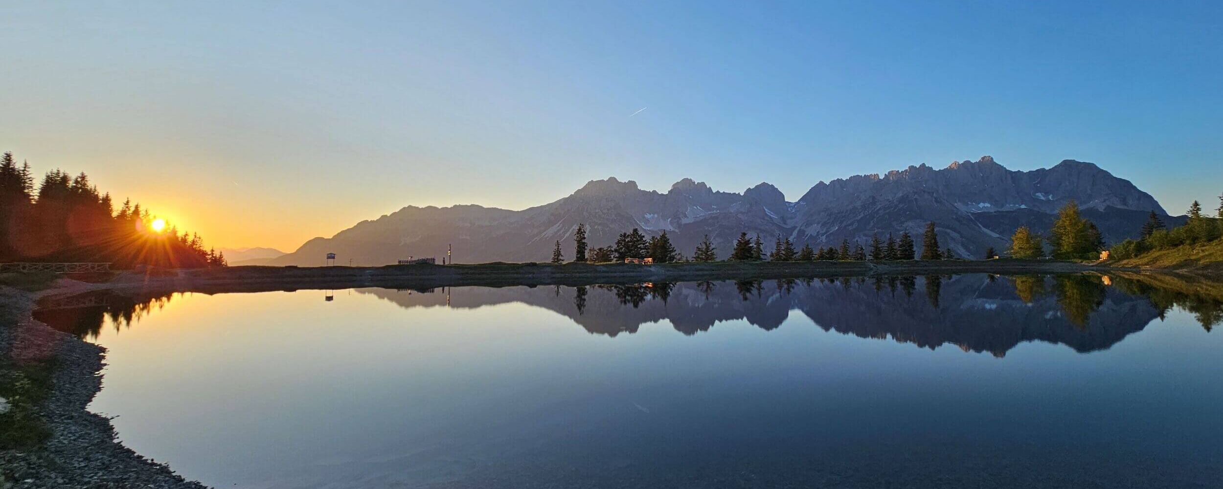 Astbergsee zum Sonnenuntergang mit Blick auf den Wilden Kaiser