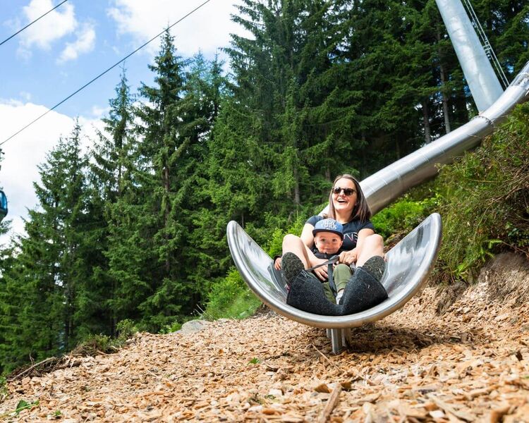 Röhrenrutschen führen durch den Wald am Rutschenweg in Neukirchen.
