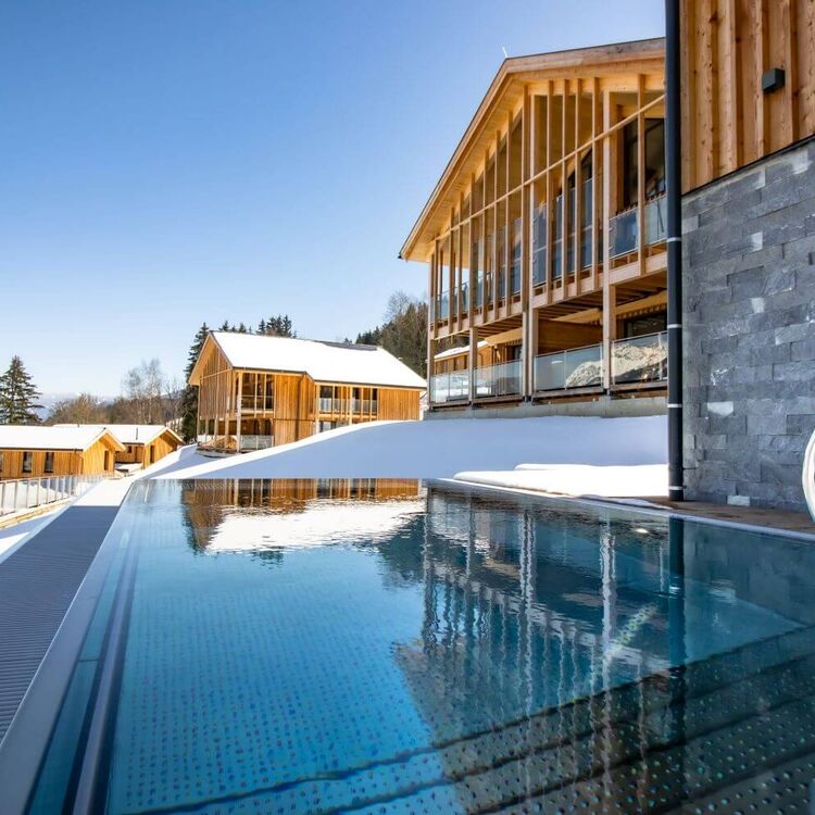 Moderne, schneebedeckte Chalets mit privatem Outdoor-Pool.