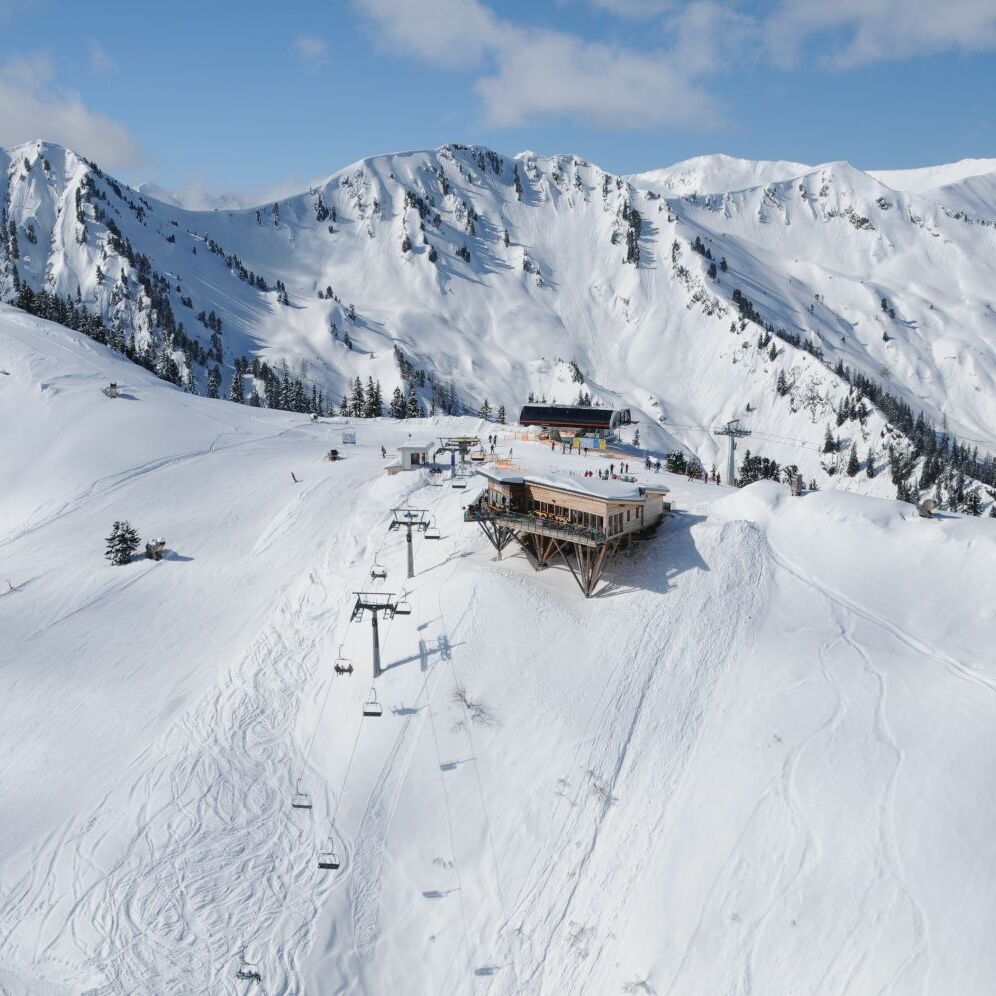 Bergstation mit Lift und tief verschneite Pisten im Skigebiet Schladming-Dachstein