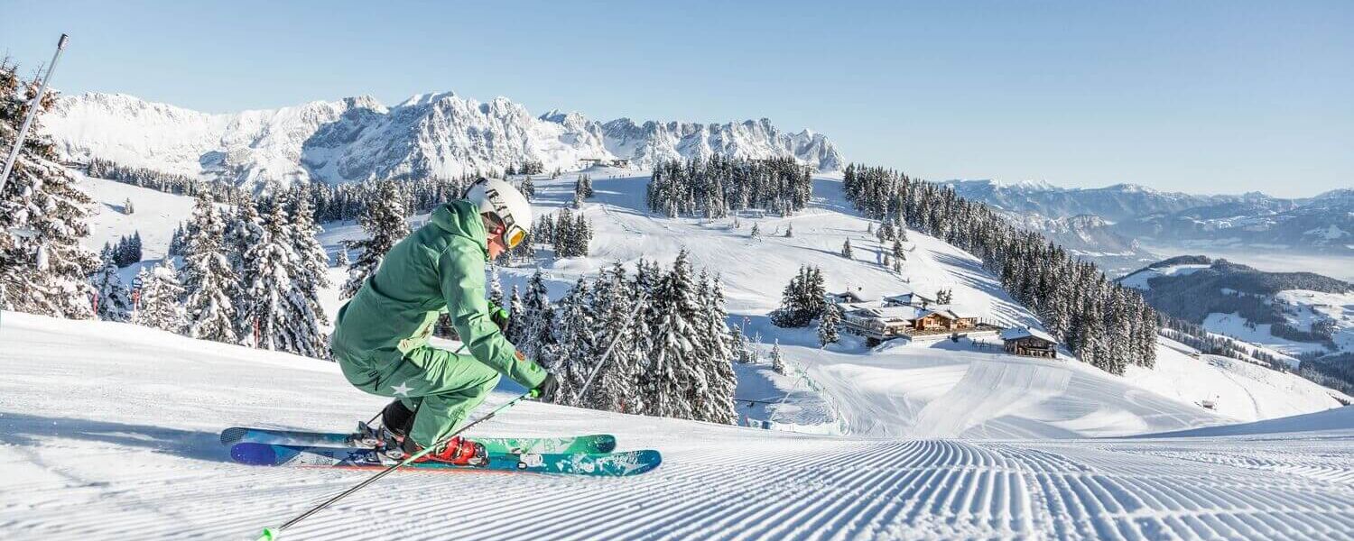 Skifahrerin auf einer frisch präparierten Abfahrt in der SkiWelt Wilder Kaiser-Brixental