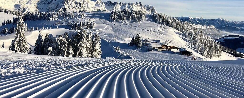 Frisch präparierte Pisten an einem sonnigen Vormittag in der SkiWelt Wilder Kaiser