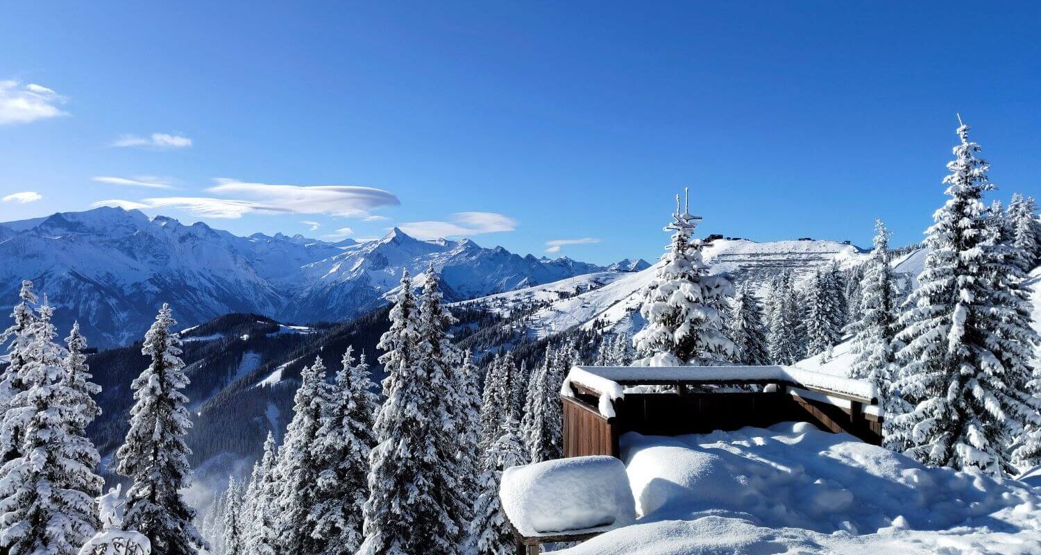 Blick auf die tief verschneite Schmittenhöhe und das Gletscherskigebiet Kitzsteinhorn
