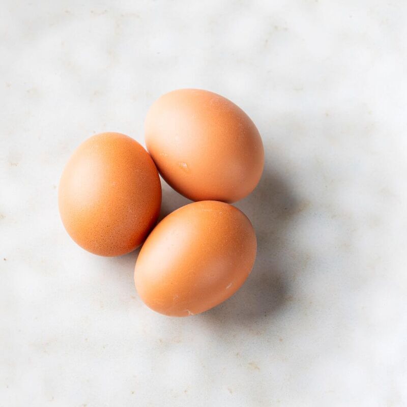 Drei Eier auf einer Küchenplatte