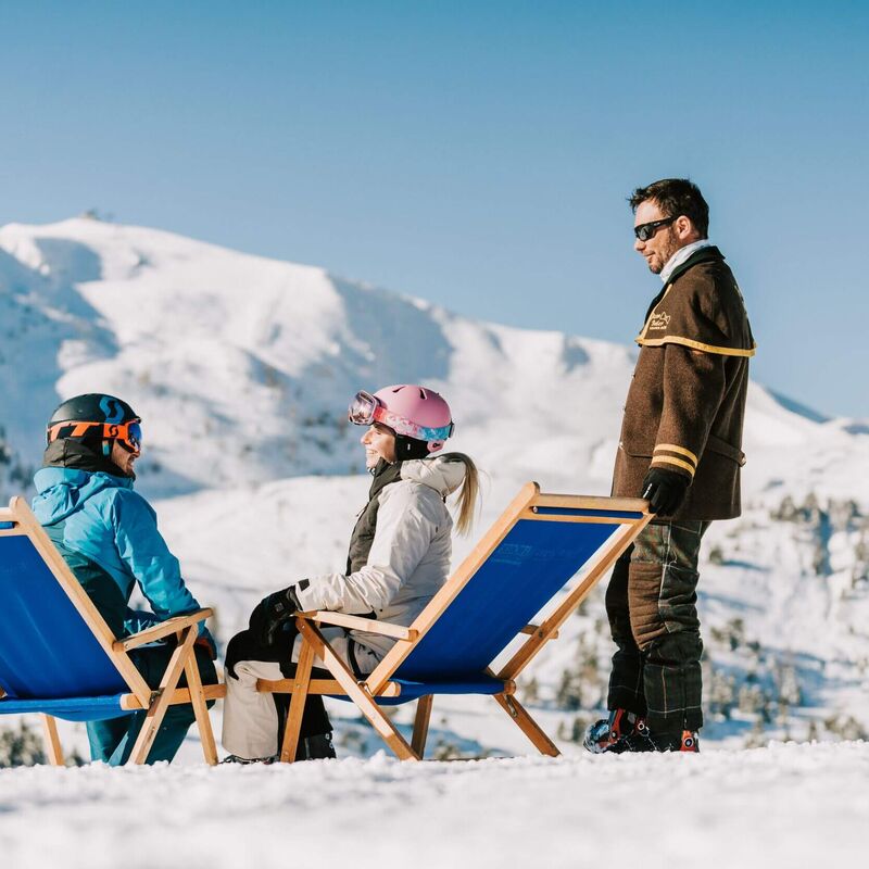 Pärchen wird vom Pistenbutler bedient