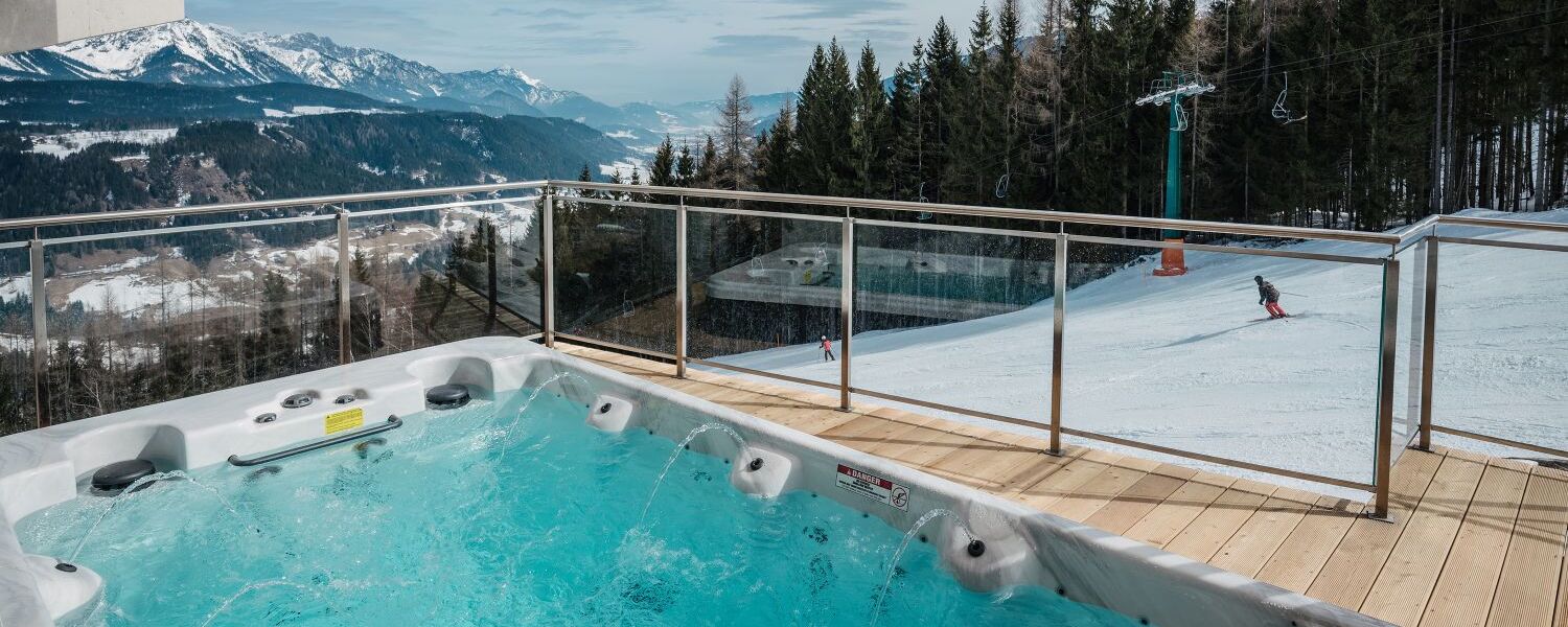 Gemütlicher Whirlpool auf der Terrasse eines Ferienhauses direkt an der Skipiste