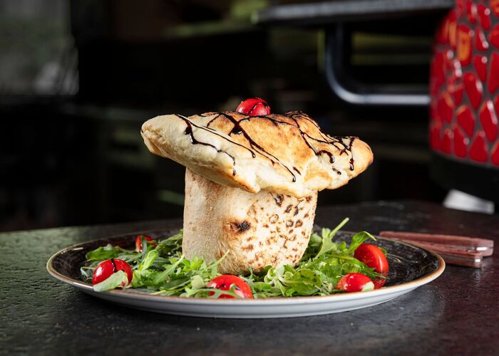 Extravagante Pizza vom Restaurant mangia!