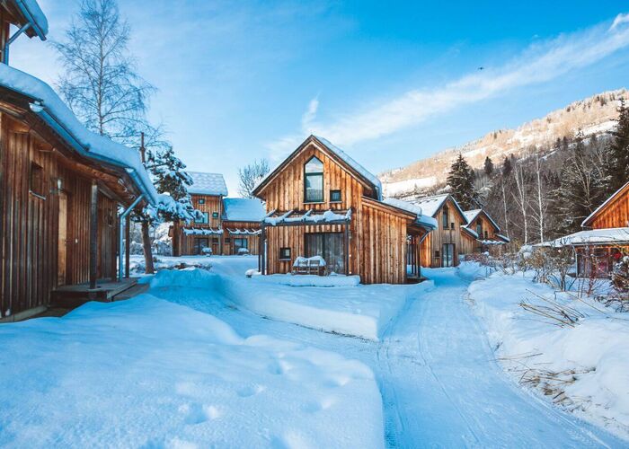 Ferienhäuser im Schnee nahe der Kreischberg Talstation