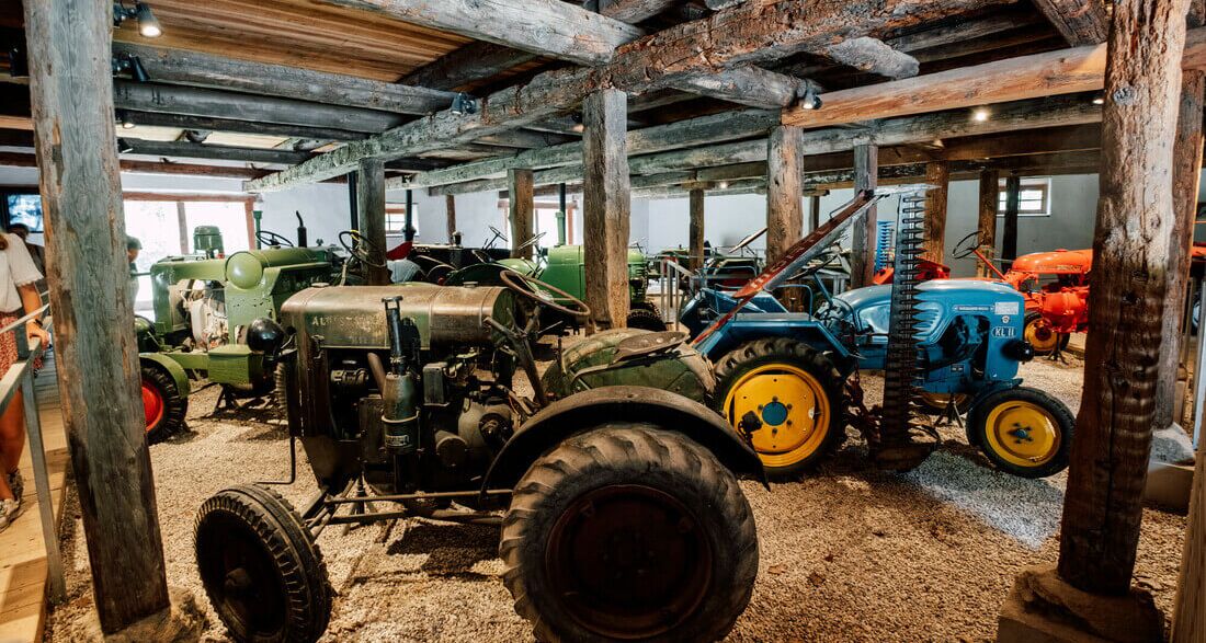 Alte Traktoren im Freilichtmuseum in Großgmain