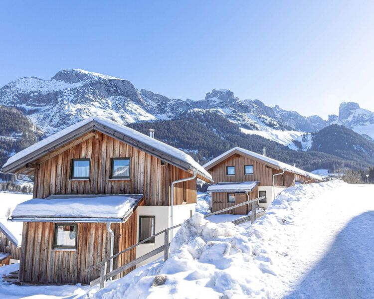 Gemütliche Ferienhäuser im Schnee mit Blick auf die Bischofsmütze