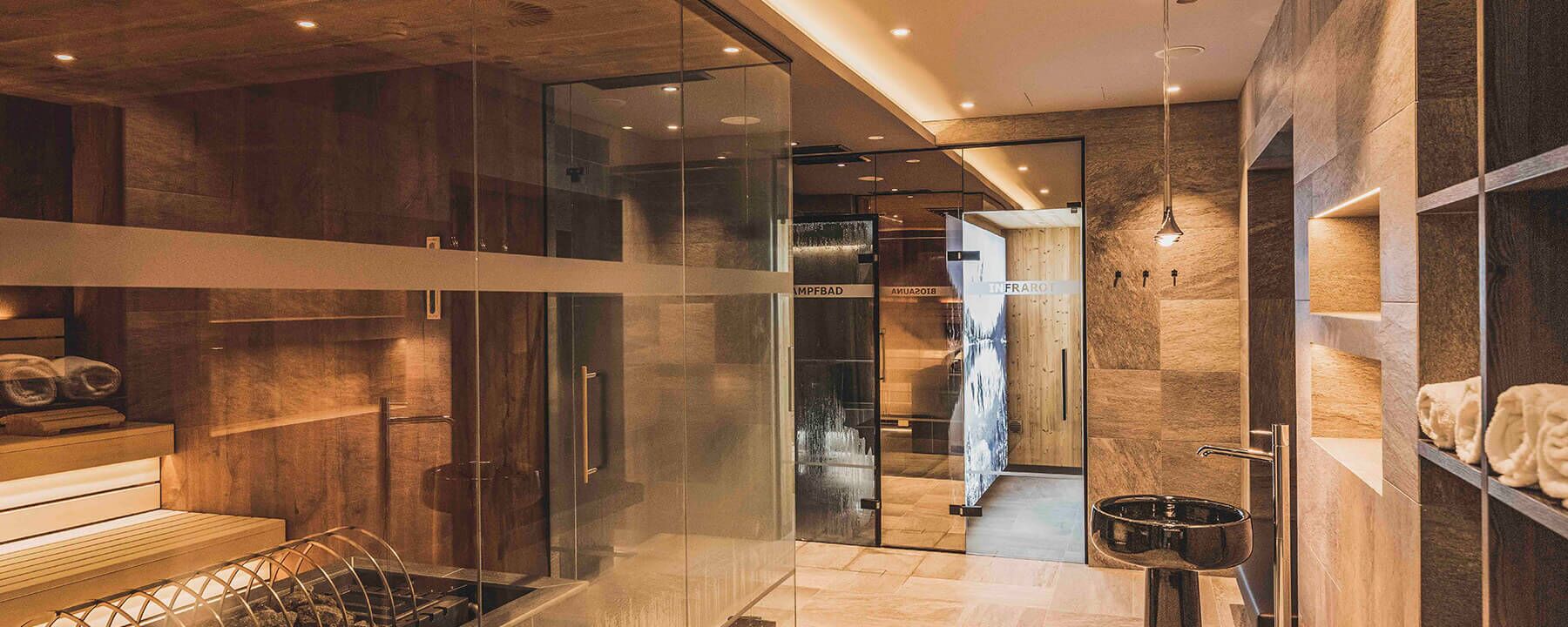 Exklusiver Wellnessbereich mit Sauna und Dampfbad – stilvolles Design mit hochwertigen Naturmaterialien