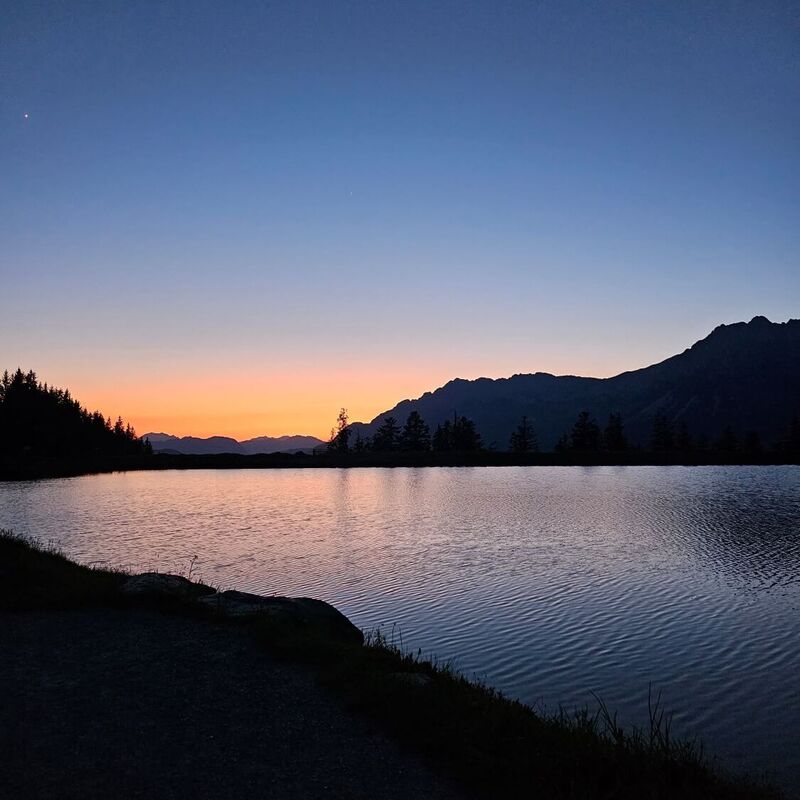 Astbergsee in Going mit frühem Sternenhimmel