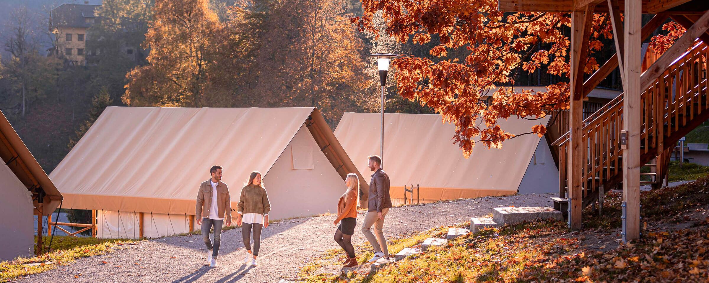 Glamping-Urlaub mit Zelten und Baumhaus im Herbst