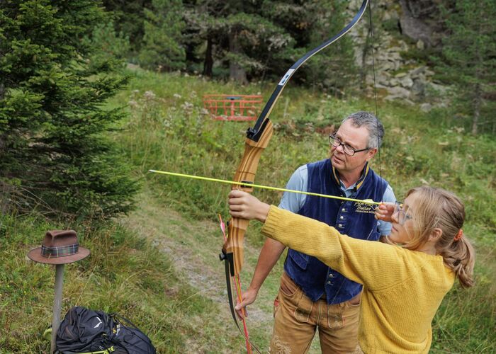Bogenschütze beim 3D-Parcours auf der Turracher Höhe in Kärnten – Freizeitaktivität inmitten alpiner Natur