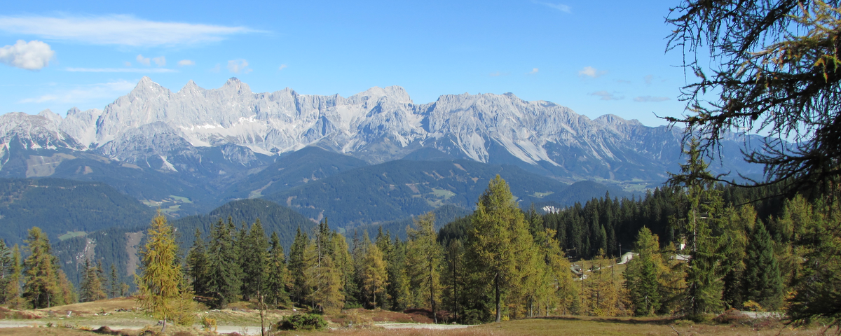 Blick über die Fageralm in Schladming mit Almhütten, Bergpanorama und grünen Almwiesen in den Schladminger Tauern. © Schladming-Dachstein