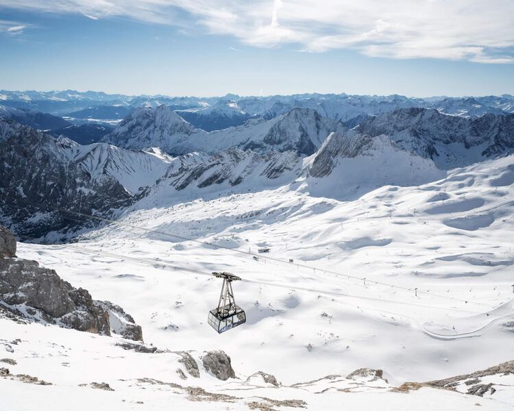 Die Gondel der Gletscherbahn fährt vom Gipfel der Zugspitze auf das Zugspitzplatt.