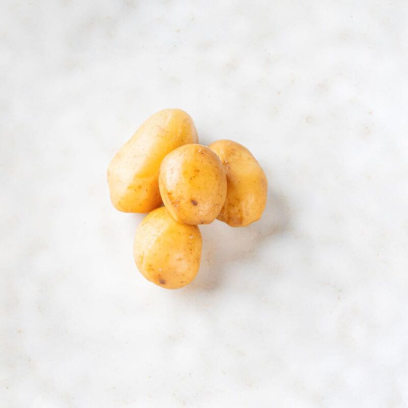 Vier ungeschälte Kartoffeln