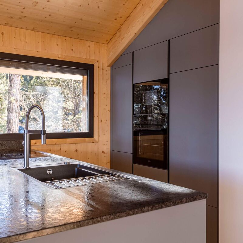 Moderne Küchenzeile mit Kaffeemaschine, Backofen und Mikrowelle