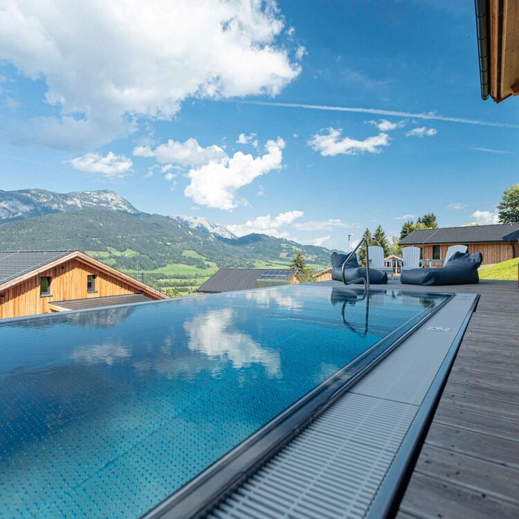 Pool auf der Terrasse eines Ferienhauses in der Steiermark