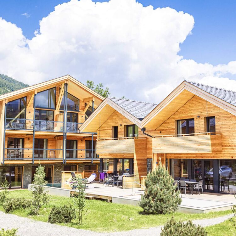 Sommeransicht Kreischberg Pool Villas & Penthouses mit Garten und Pool