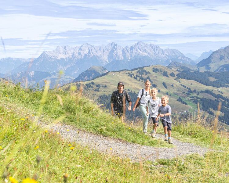 Familie beim Wandern in den Berger, im Hintergrund der Hochkönig.