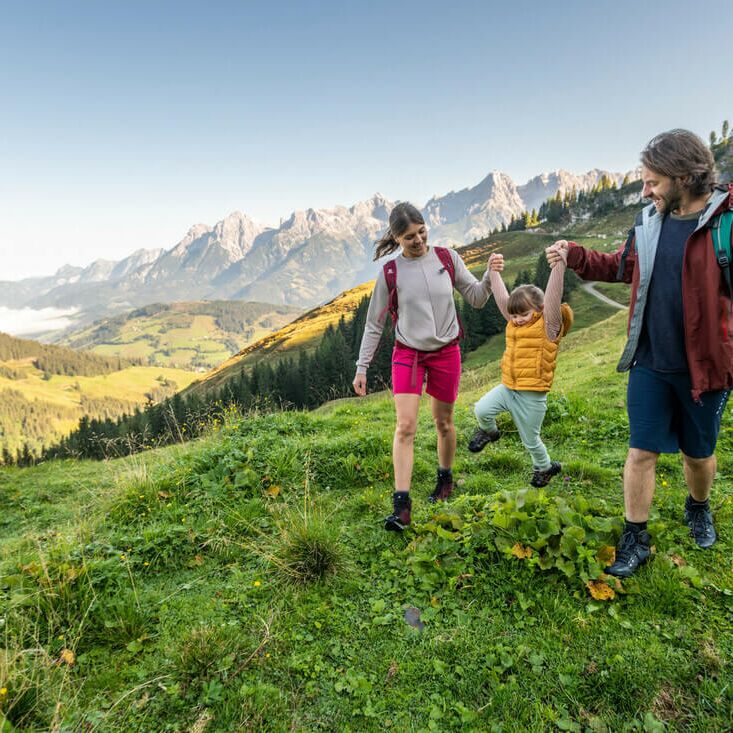 Familie beim Wandern (c) Salzburger Land Tourismus