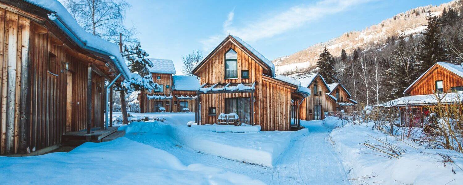 Ferienhäuser im Schnee nahe der Kreischberg Talstation