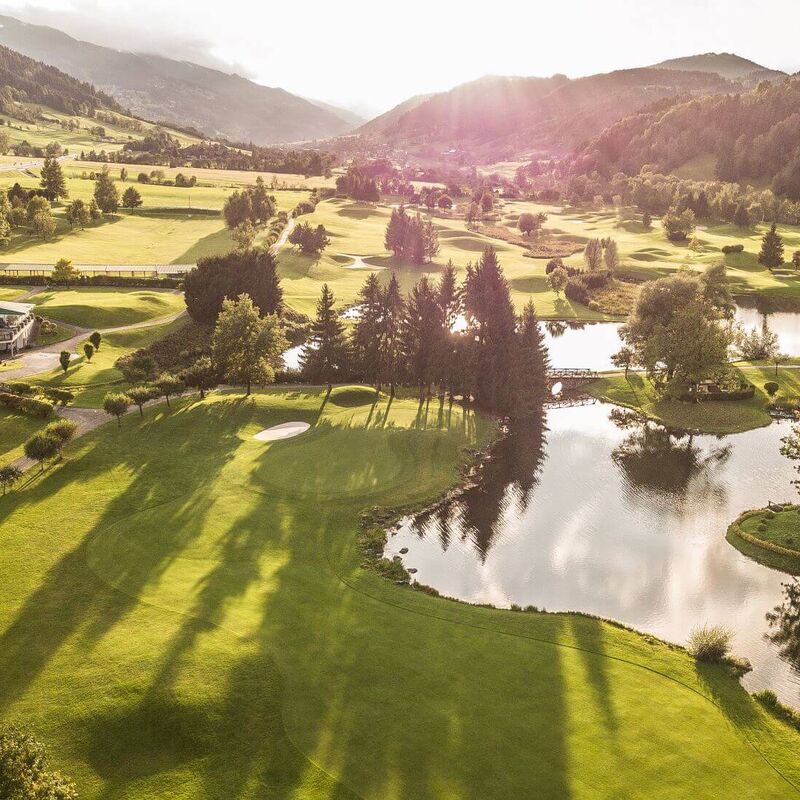 Blick auf den schön angelegten Golfclub Schladming Dachstein mit seinen Wasserhindernissen