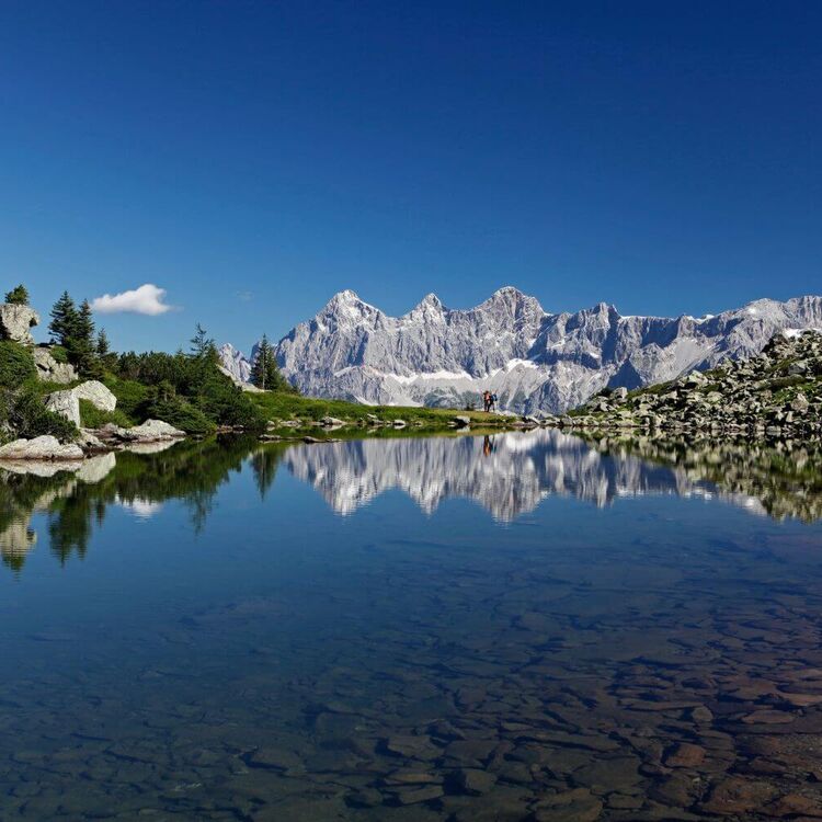 Blick auf den Spiegelsee auf der Reiteralm mit Spiegelung der Bergwelt in Schladming-Dachstein. © Schladming-Dachstein / Raffalt